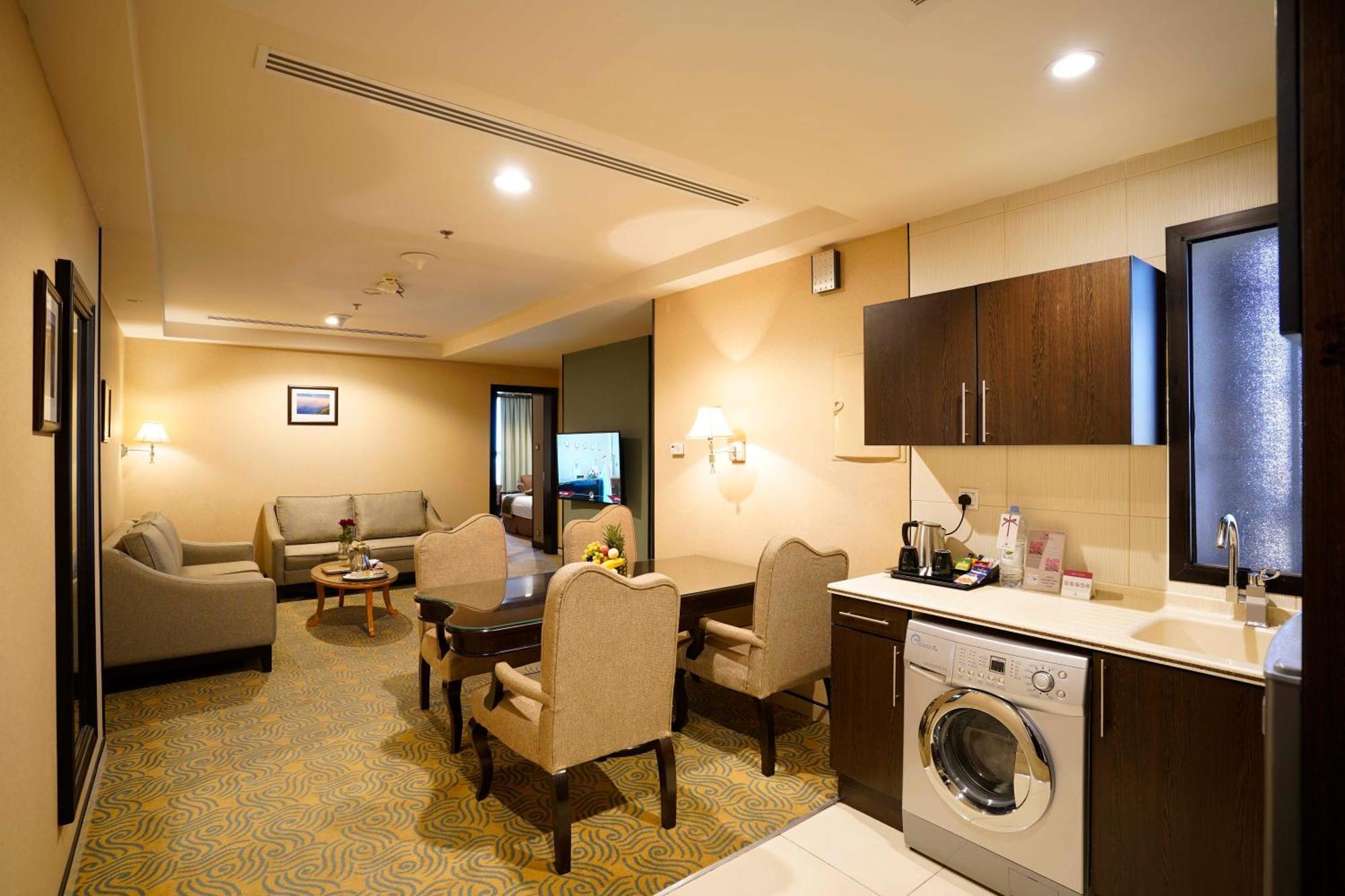 Awaliv International Hotel Ta'if Room photo A suite at the hotel