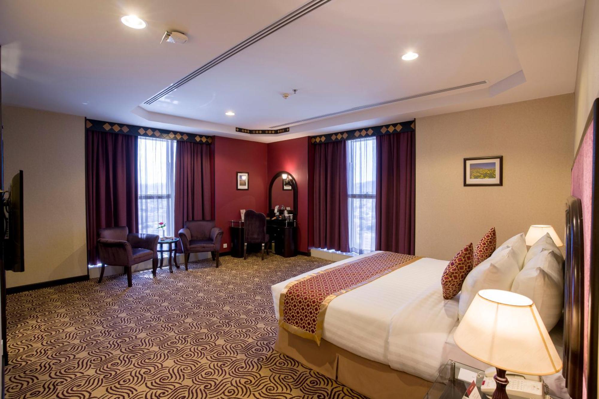 Awaliv International Hotel Ta'if Room photo A suite at the hotel