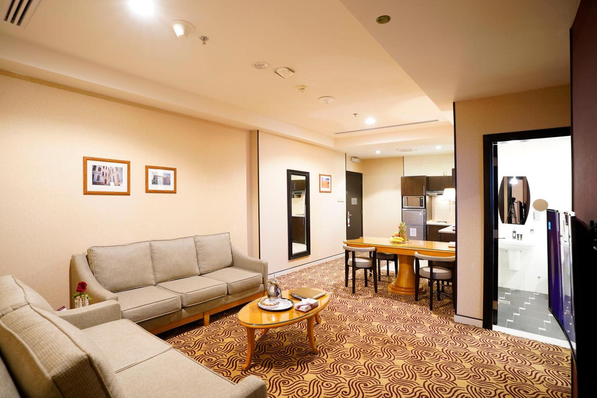 Awaliv International Hotel Ta'if Room photo A suite at the hotel