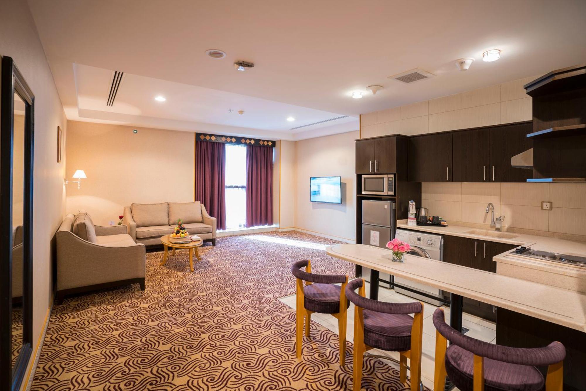 Awaliv International Hotel Ta'if Room photo A suite at the hotel