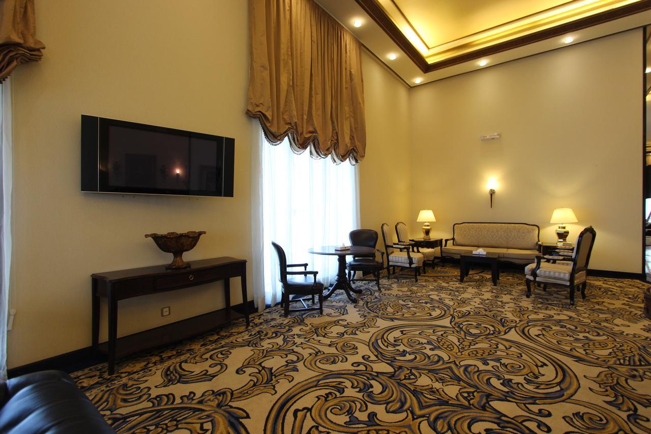 Awaliv International Hotel Ta'if Exterior photo A room at the hotel