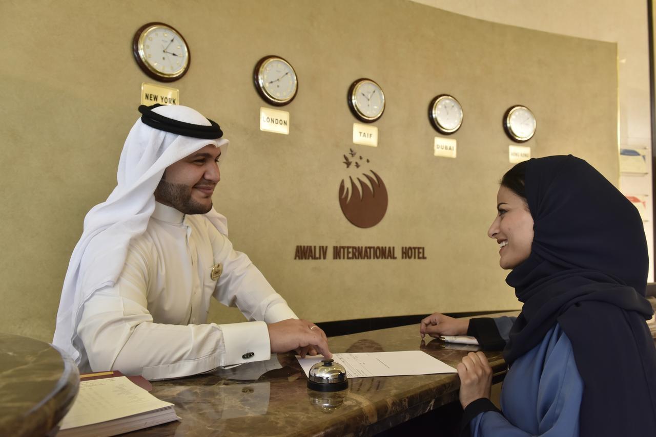 Awaliv International Hotel Ta'if Exterior photo A guest checking in at a hotel